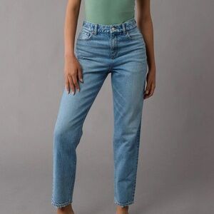 AE Strigid Curvy Mom Jeans size 6
